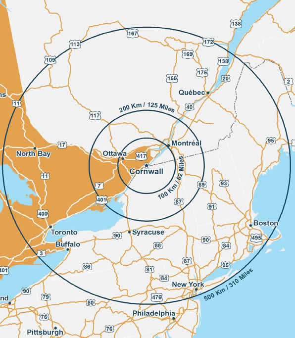 Carte mettant en évidence l’emplacement de Cornwall en Ontario, situé au centre de trois cercles représentant une distance d’un rayon de 100 km / 62 miles, 200 km / 125 miles, et 500 km / 310 miles, indiquant les éléments suivants : - La ville d’Ottawa est dans les 100 km / 62 miles de Cornwall, Ontario - La ville de Montréal est dans les 200 km / 125 miles de Cornwall, Ontario. - Les villes de Toronto, Buffalo, North Bay, Québec City, Boston, New York et Syracuse sont dans les 500 km / 310 miles de Cornwall, Ontario.