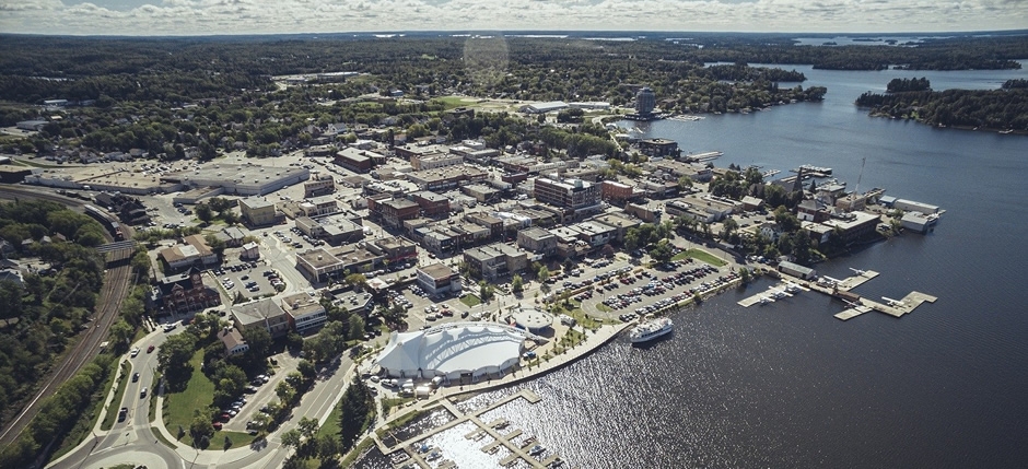 Une vue aérienne de Kenora, Ontario