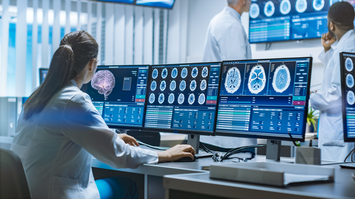 Neurologues / Neuroscientifiques entourés de moniteurs de tomodensitométrie et d'IRM
