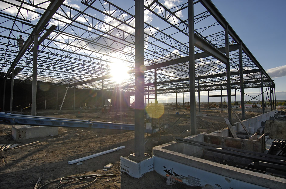Le cadre en acier d’un bâtiment en construction.