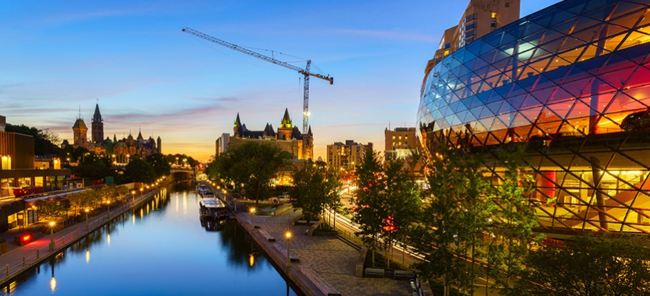 Une vue d'Ottawa, le centre-ville de l'Ontario sur le canal au crépuscule.