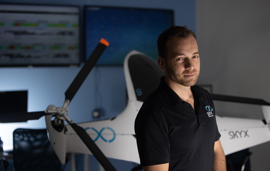 Didi Horn, directeur général, avec un drone de SkyX