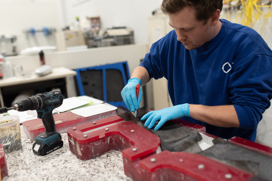 Le chef de la fabrication de SkyX construit un aéronef