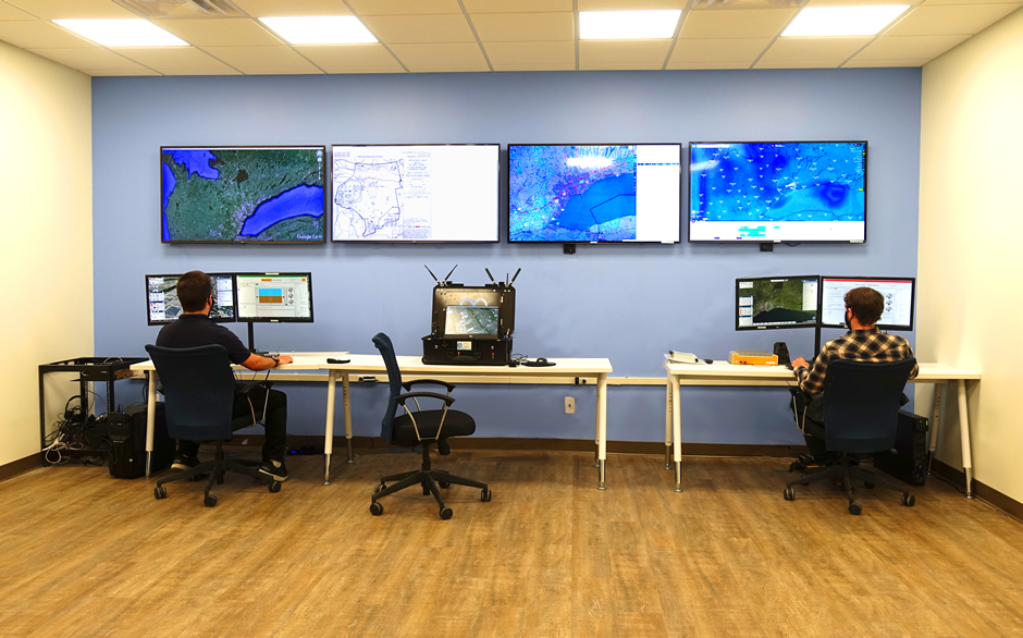 Postes de travail de pilotage à distance dans la salle de contrôle de vol ultramoderne