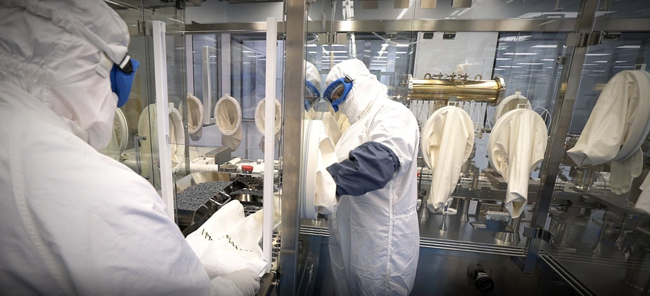 Des spécialistes en remplissage remplissent les récipients à piston pendant le traitement aseptique
