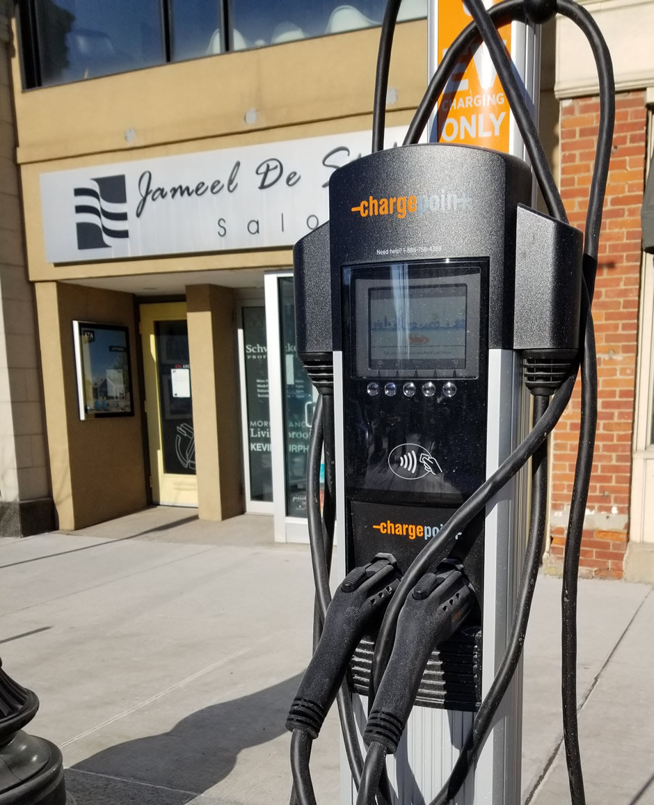 Une borne de recharge pour VE au centre-ville d’Oakville