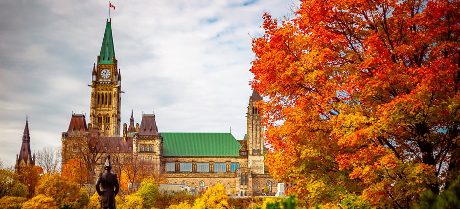 Colline du Parlement à Ottawa, Ontario à l'automne