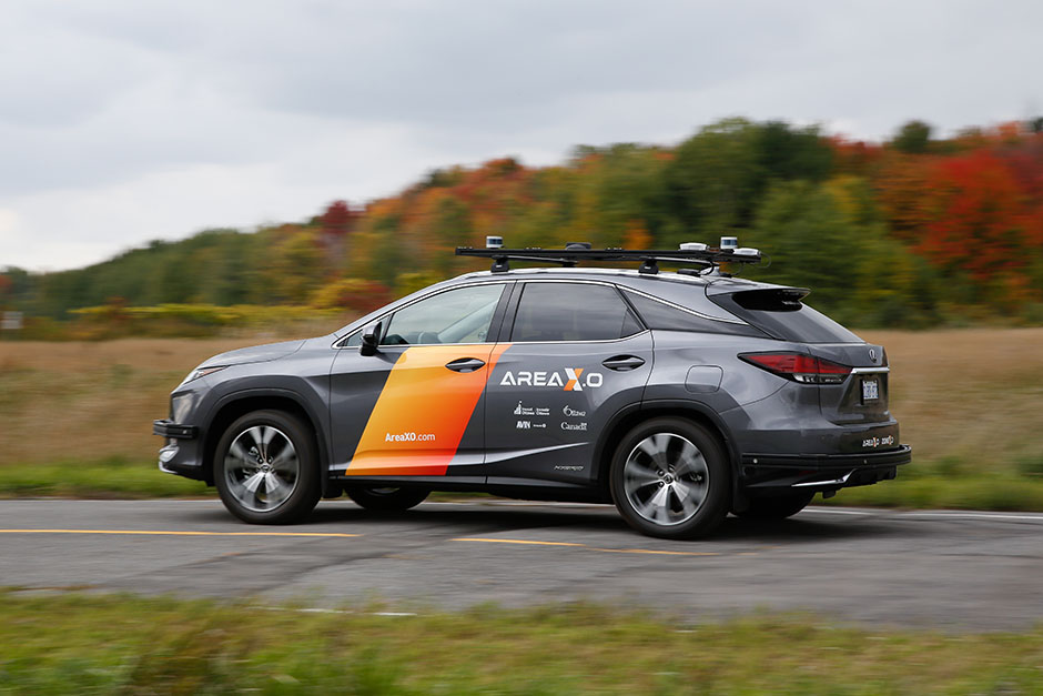 Une Lexus grise est testée à l’installation de Zone X.O à Ottawa