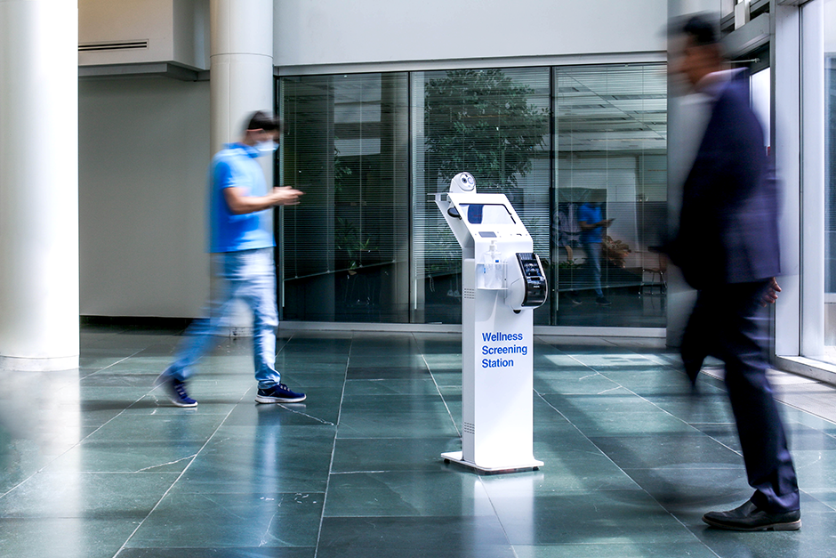 Le poste d’évaluation du bien-être dans le hall d’un immeuble de bureaux très fréquenté