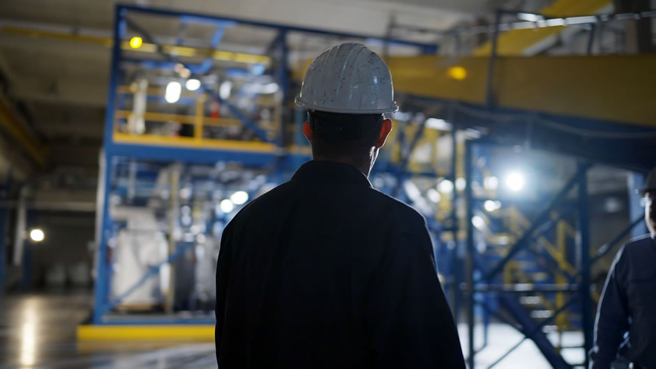Un employé de l'usine de Li-Cycle