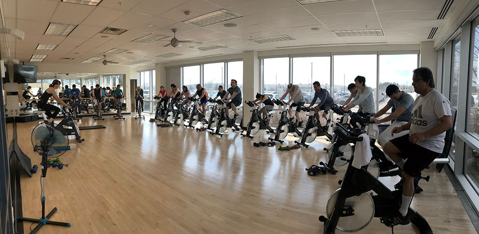 Des employés de Citi utilisant la salle de conditionnement physique au bureau de Mississauga, en Ontario