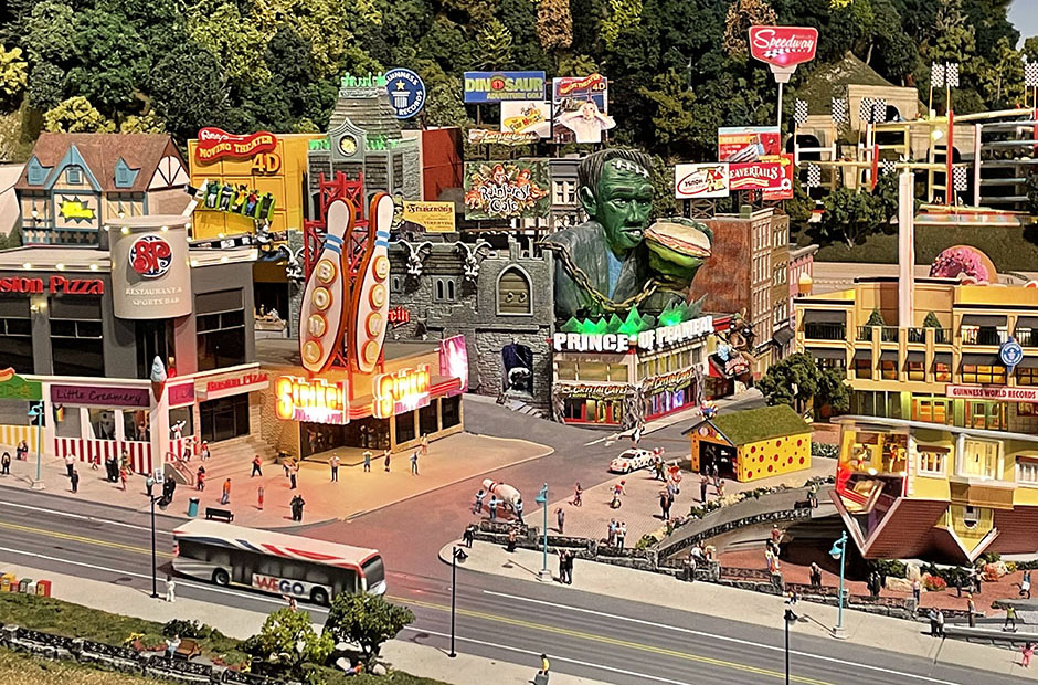Une vue miniaturisée des attractions locales à Niagara Falls, Ontario