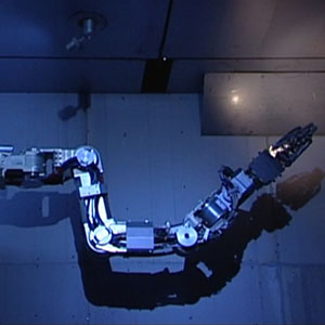 Une photo montrant le système robotique de la société MDA Corporation qui est employé pour examiner un réacteur nucléaire.