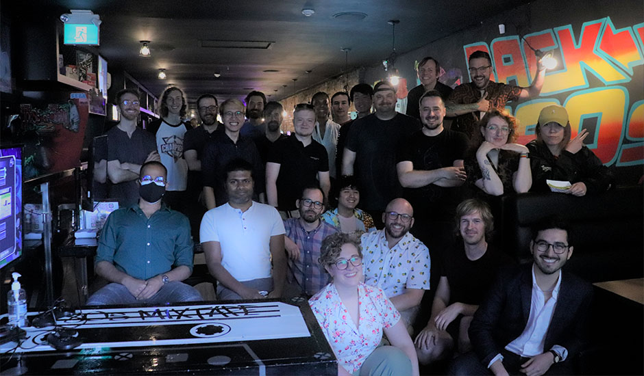 Une photo de groupe de dirigeants de Drinkbox participant à une « journée de l'industrie » dans un collège de Toronto en Ontario.