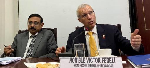 Victor Fedeli s’adressant aux membres du conseil de la chambre de commerce et d’industrie de Bombay. À sa droite se trouve V. S. Parthasarathy, directeur principal des finances et directeur principal de l’information du groupe, Mahindra &amp; Mahindra Ltd.