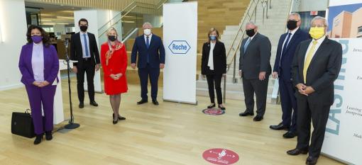 Les officiels se rassemblent lors de l'annonce de Roche Canada à Mississauga