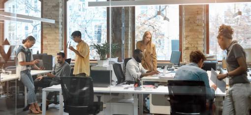 Un groupe d'experts professionnels en cybersécurité travaillant ensemble sur un projet