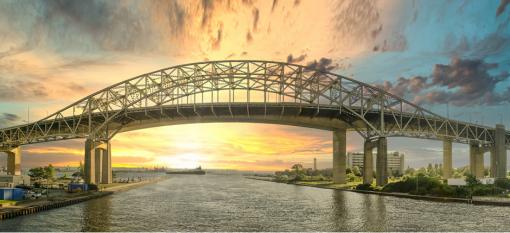 Burlington Bay James N. Allan Skyway le long de l'autoroute QEW en Ontario